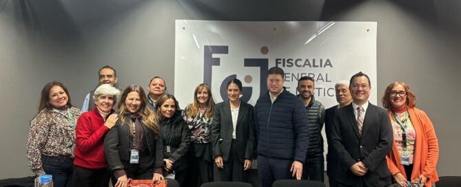 Miembros del Observatorio de Seguridad Ciudadana reunidos en una mesa de trabajo dentro de la Fiscalía General de Justicia, acompañados por personal de la Secretaría de Seguridad Ciudadana, dialogando sobre estrategias de prevención del delito.