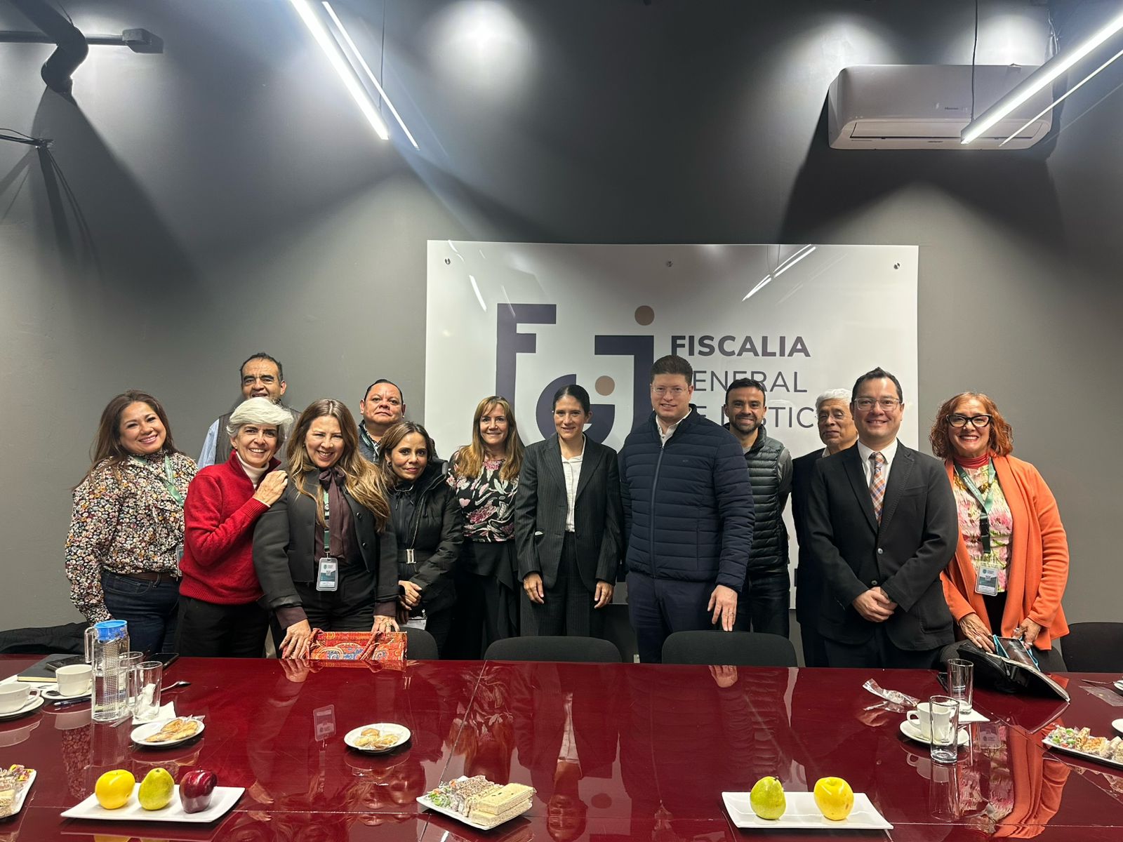 Miembros del Observatorio de Seguridad Ciudadana reunidos en una mesa de trabajo dentro de la Fiscalía General de Justicia, acompañados por personal de la Secretaría de Seguridad Ciudadana, dialogando sobre estrategias de prevención del delito.