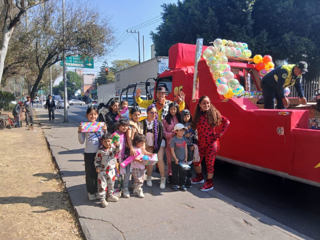 Policías de Tránsito de la CDMX entregan juguetes a niñas y niños durante recorridos comunitarios por el Día de Reyes