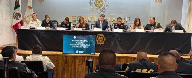 Ciudadanos y autoridades dialogando en una mesa de trabajo sobre seguridad ciudadana en una colonia de la Ciudad de México.