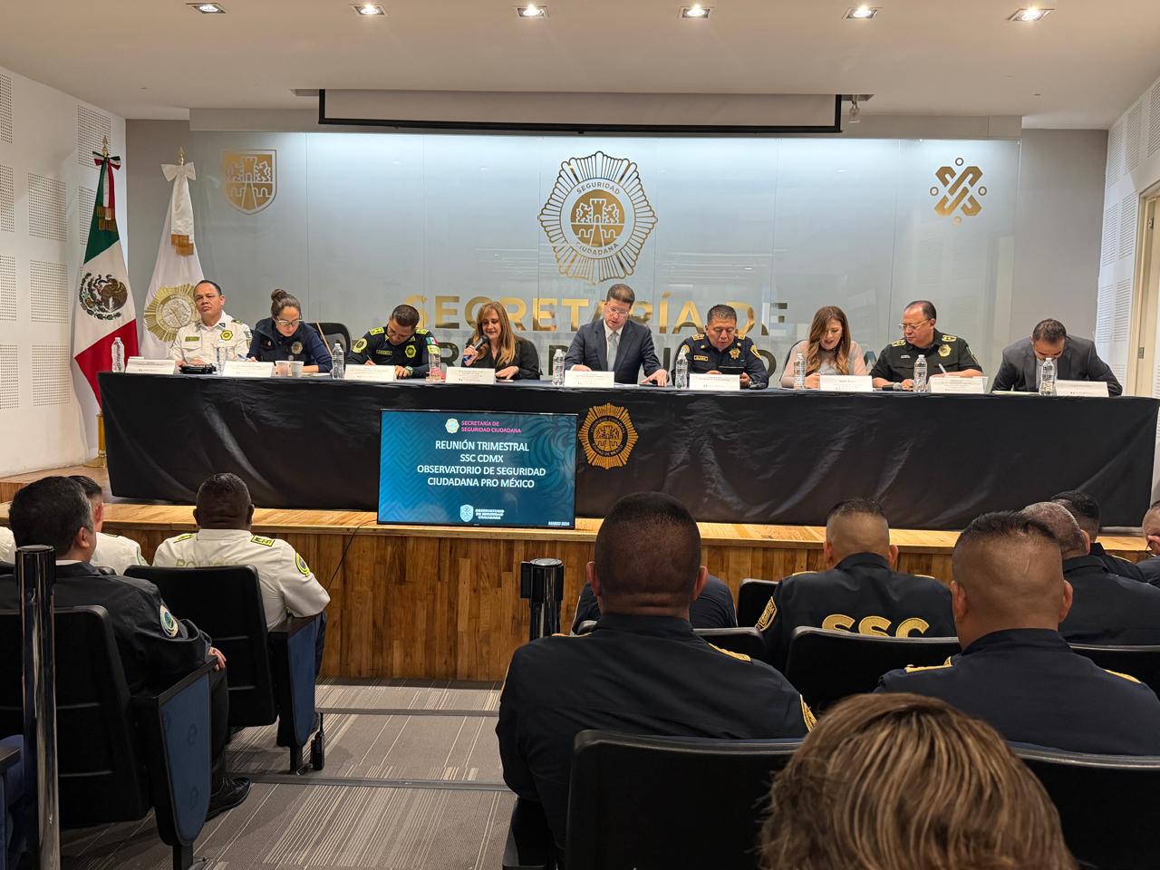 Ciudadanos y autoridades dialogando en una mesa de trabajo sobre seguridad ciudadana en una colonia de la Ciudad de México.