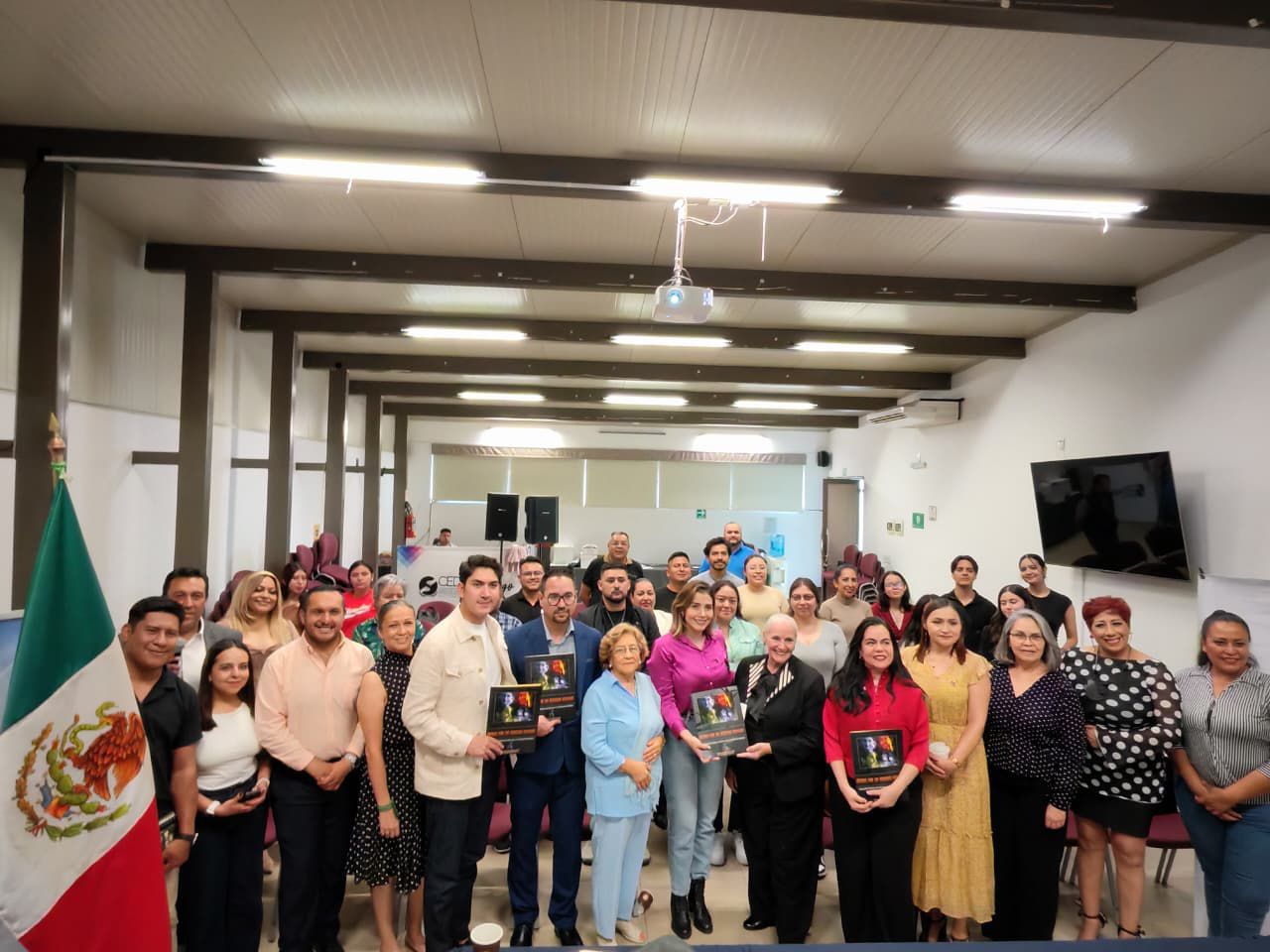Asistentes en la sesión presencial del Miércoles de Foro del Observatorio de Seguridad Ciudadana sobre Derechos Humanos y construcción de paz.